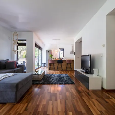 Family House * Parnawa