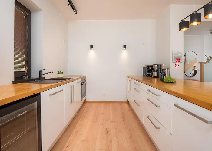 Family House بارنو