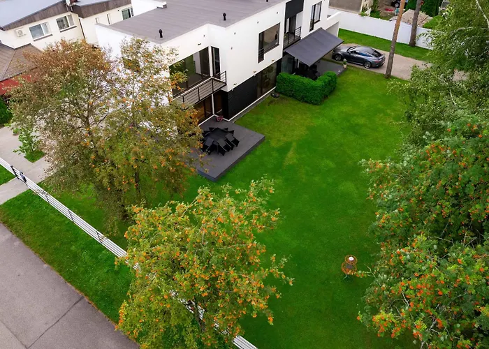 Family House بارنو